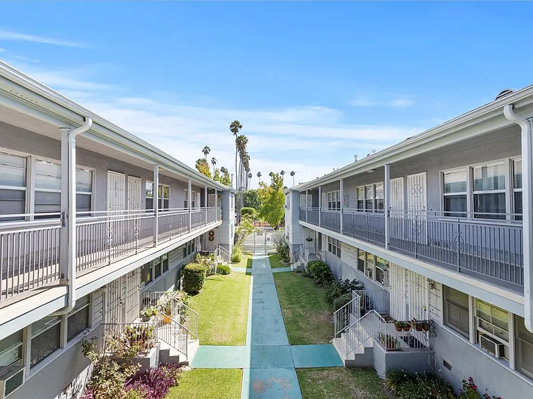 4075 Venice Blvd #10 — Photo 16