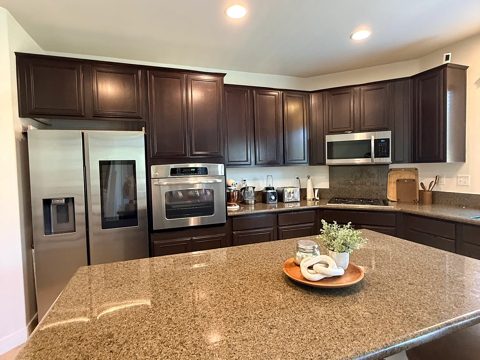 4 bed, 2.5 bath, 2148 sqft, $4,800 — Photo 2