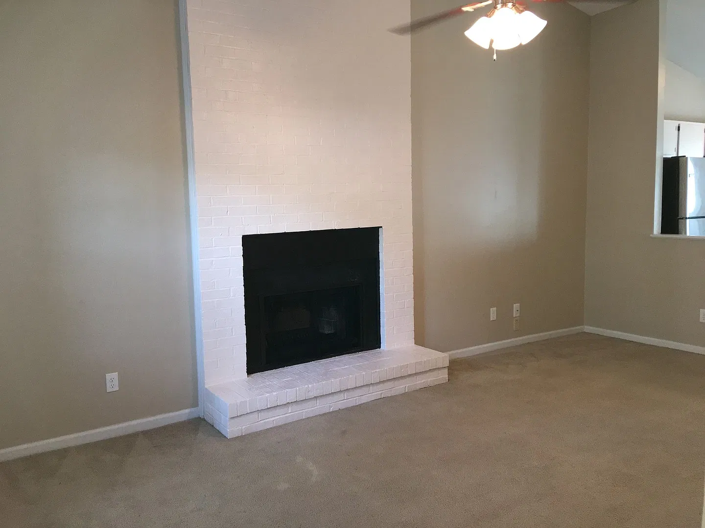 401 Cedar Creek Dr — Photo 2