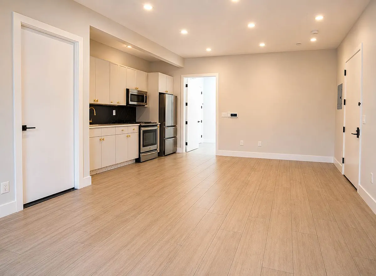 Building Photo - 2138 Bedford Ave #2A