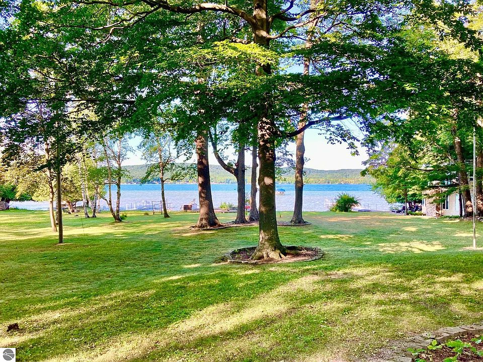 7157 W Day Forest Rd, Empire, MI 49630 Zillow