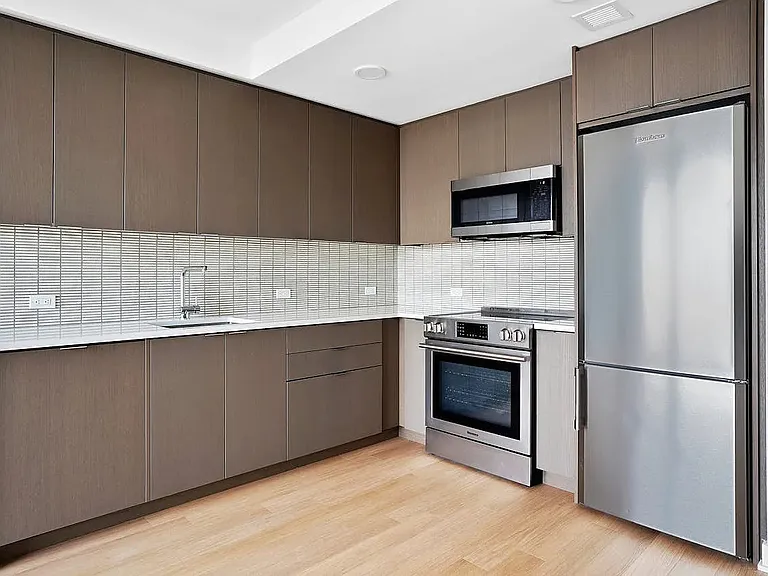 18 6th Ave #2102 — Photo 3