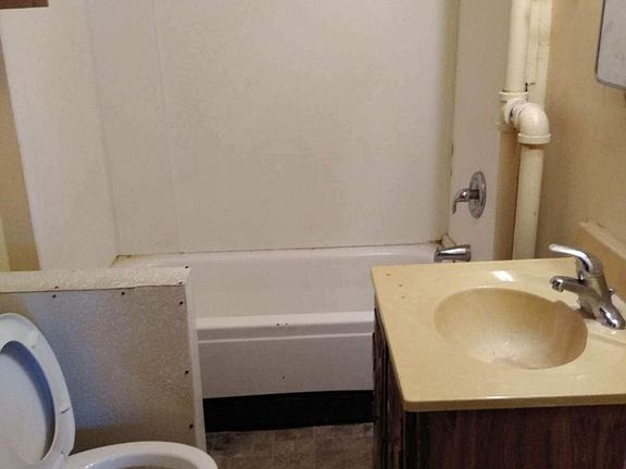 3rd image of 412 N 6th St
