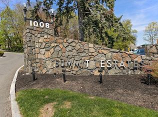 1008 Paradise Rd APT 2E, Swampscott, MA 01907