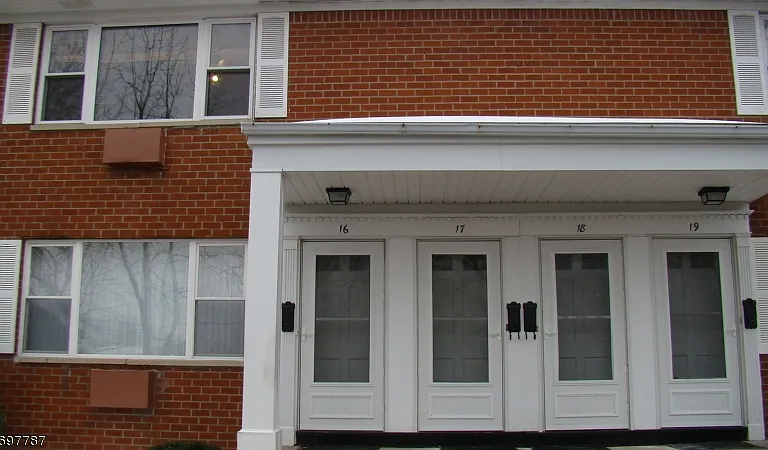 17 Lincoln Gdns — Photo 2