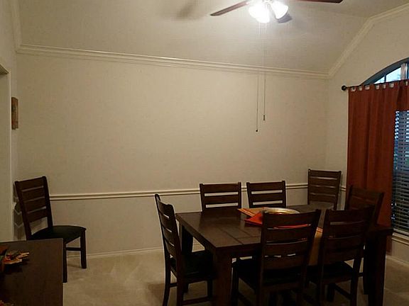 DINING ROOM WITH CHAIR RAIL!