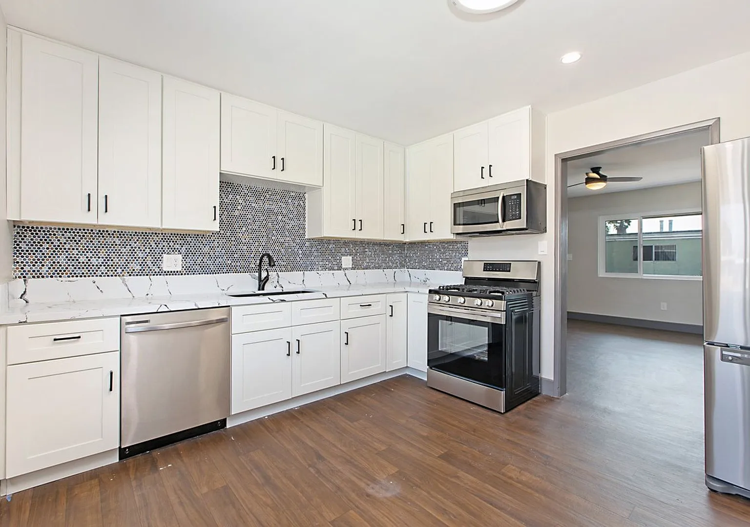 Renovated 2/1 - LIVE in nicely renovated apartment in Chula Vista — Photo 1