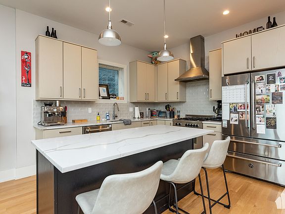 3rd image of 3049 N Clybourn Ave Unit 3