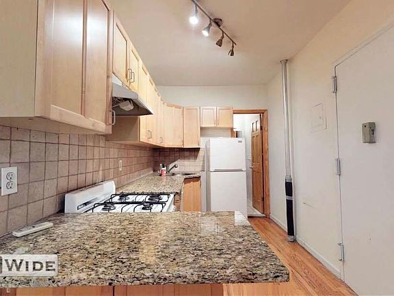 4th image of 320 E 73rd St #1R