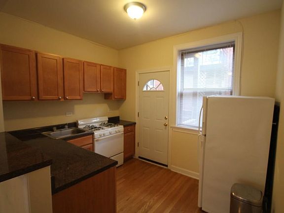 3rd image of 719 W Barry Ave #Xa1