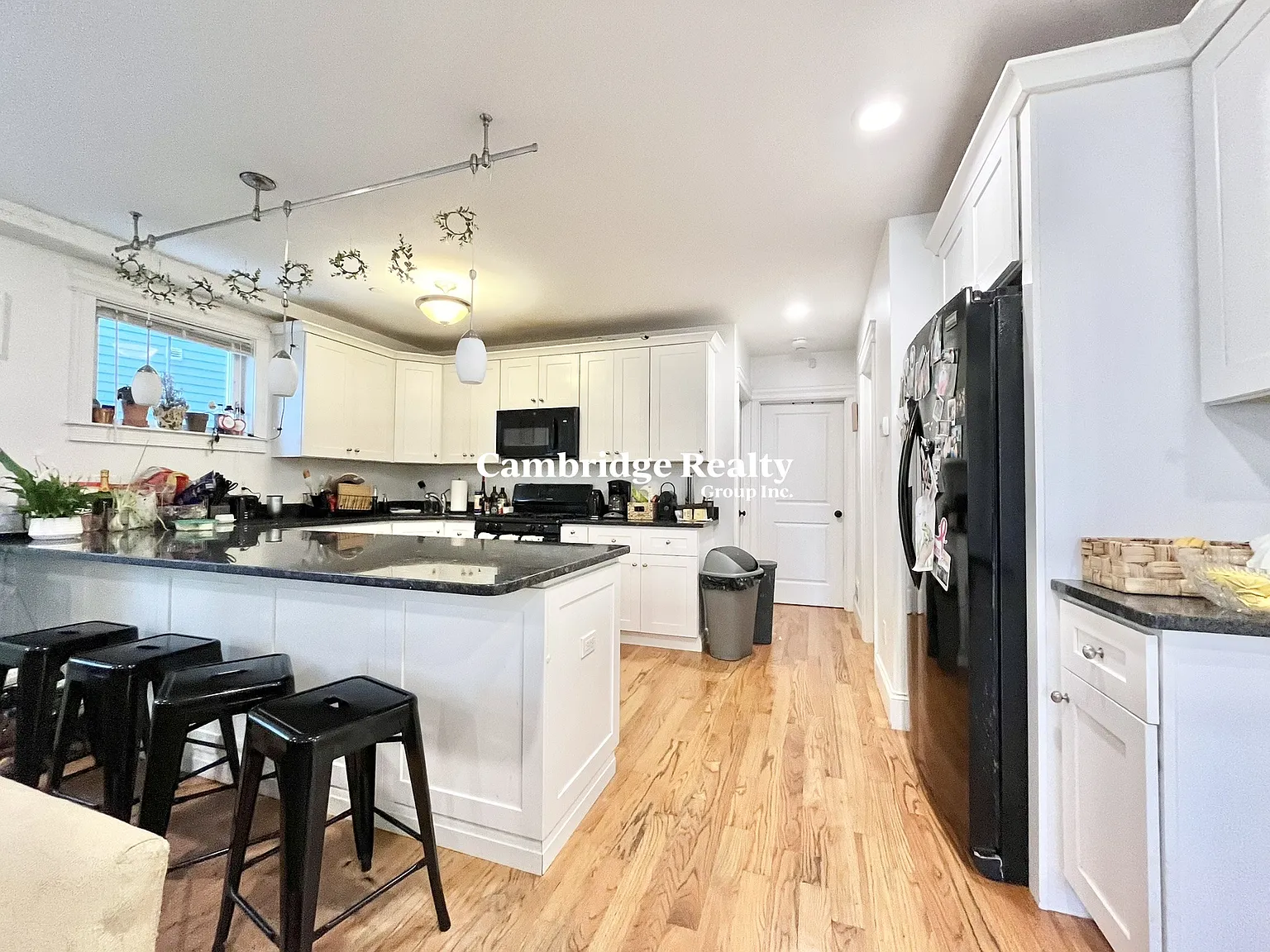 4 bed, 2.5 bath, 1800 sqft, $5,950 — Photo 2