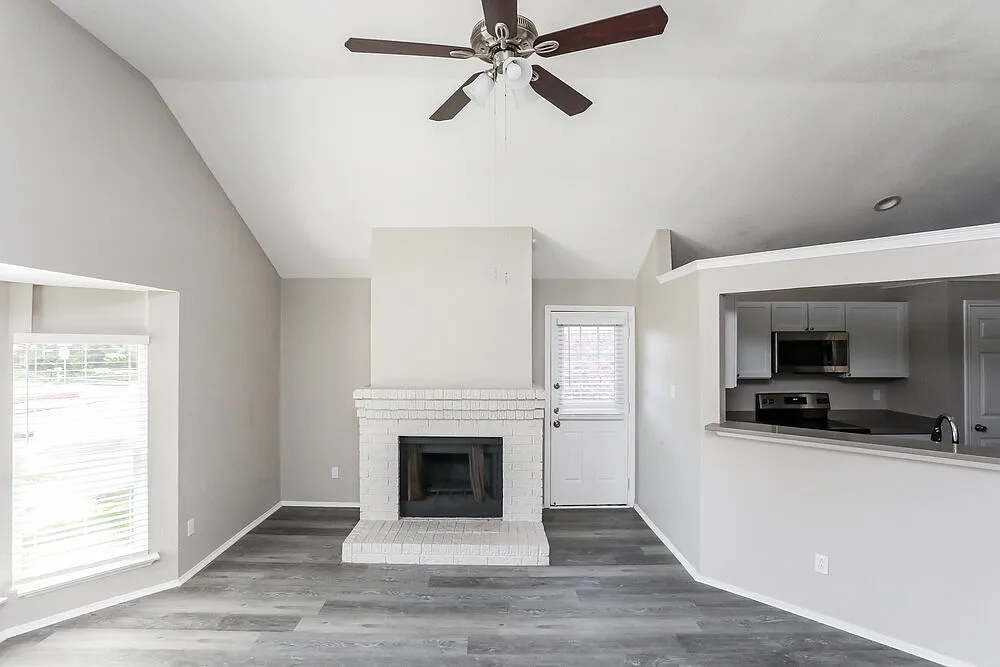 3 bed, 2.0 bath, 1317 sqft, $2,095 — Photo 4