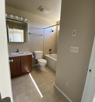 2nd image of 978 Pt Brown Ave #4