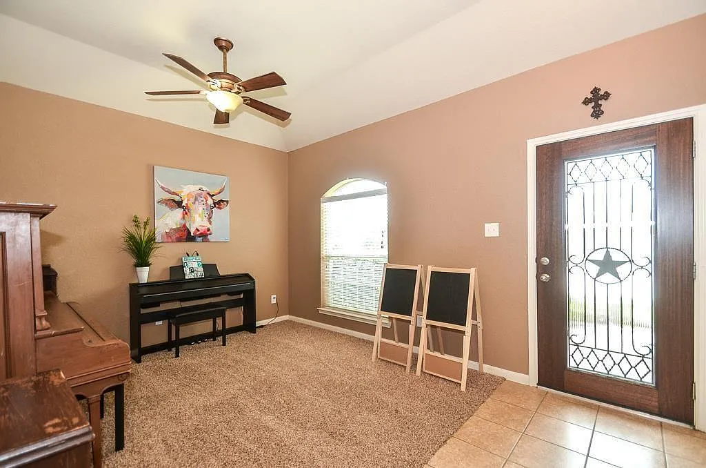 3 bed, 2.0 bath, 1756 sqft, $2,100 — Photo 3