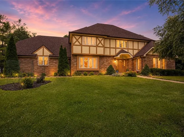 1 Deerfield Ln, Charleston, IL 61920