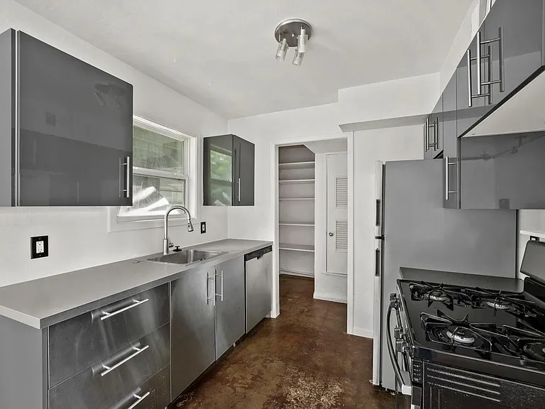 903 Aurora Cir #B — Photo 8