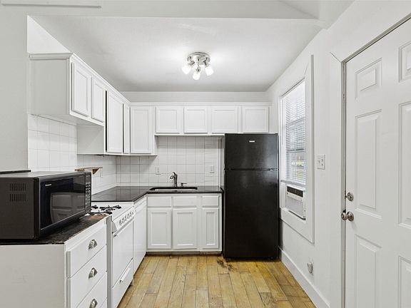 3rd image of 820 W 10th St