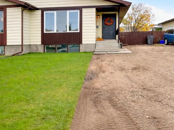 9313 70th Ave, Grande Prairie, AB T8V 6C6