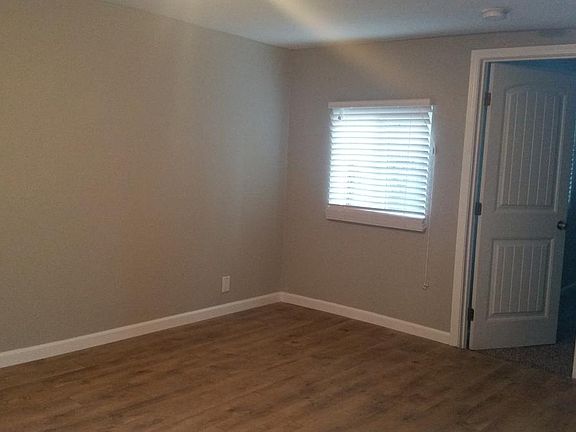 Living room/Door to Bedroom