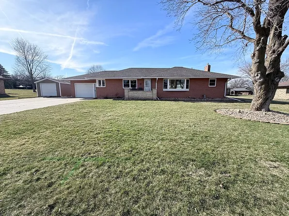 921 3rd St SW, Dyersville, IA 52040