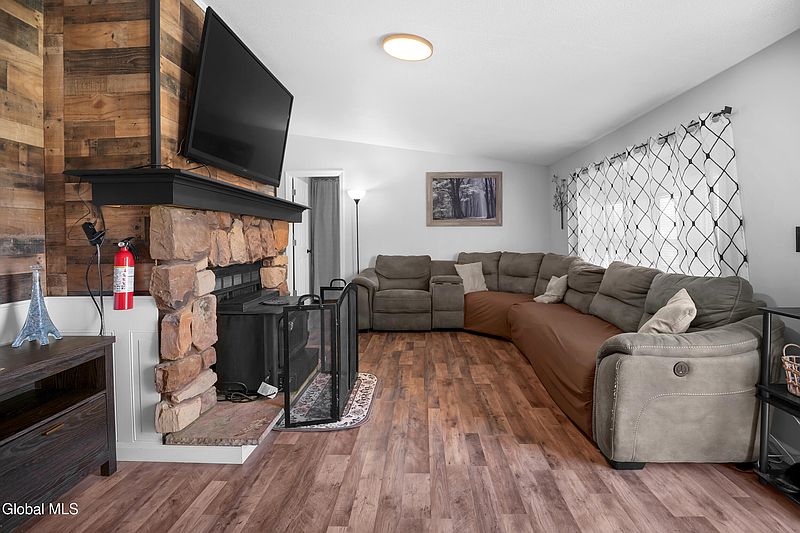 3rd image of 101 Coveville Road