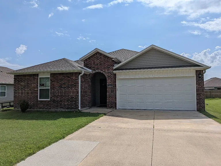 512 Comanche Dr — Photo 1