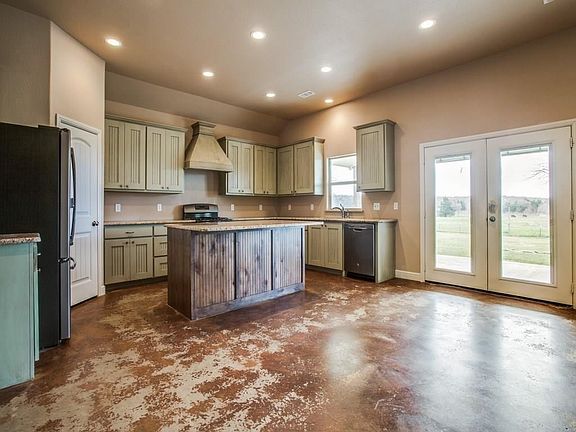 Kitchen granite counters, walk in pantry, breakfast island, gas cook top.
