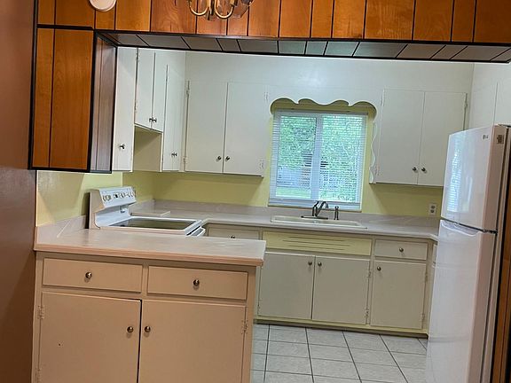 3rd image of 326 Townsend Ave