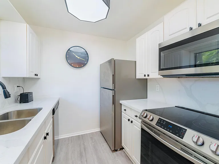 1100 NE 18th St #4 — Photo 3