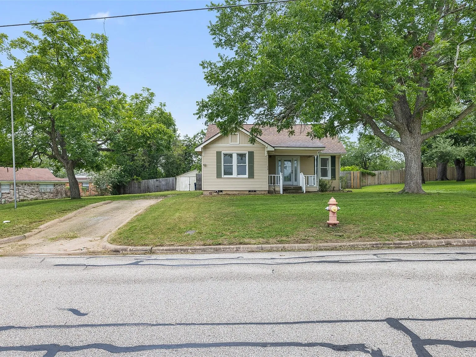3 bed, 1.0 bath, 1400 sqft, $1,800 — Photo 2