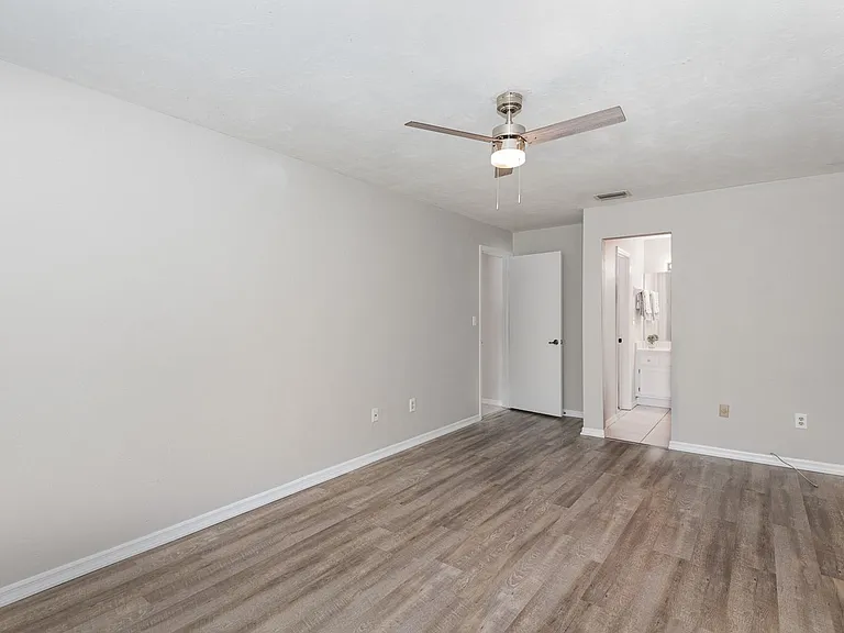 2620 Redwood Ave — Photo 5