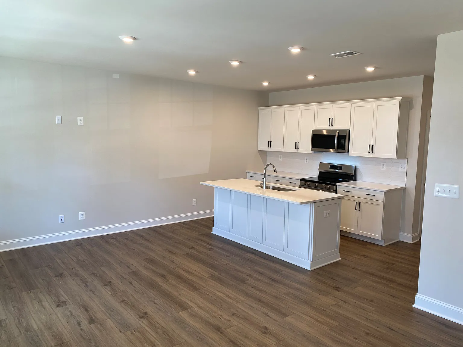 2 bed, 892 sqft, $1,600 — Photo 3
