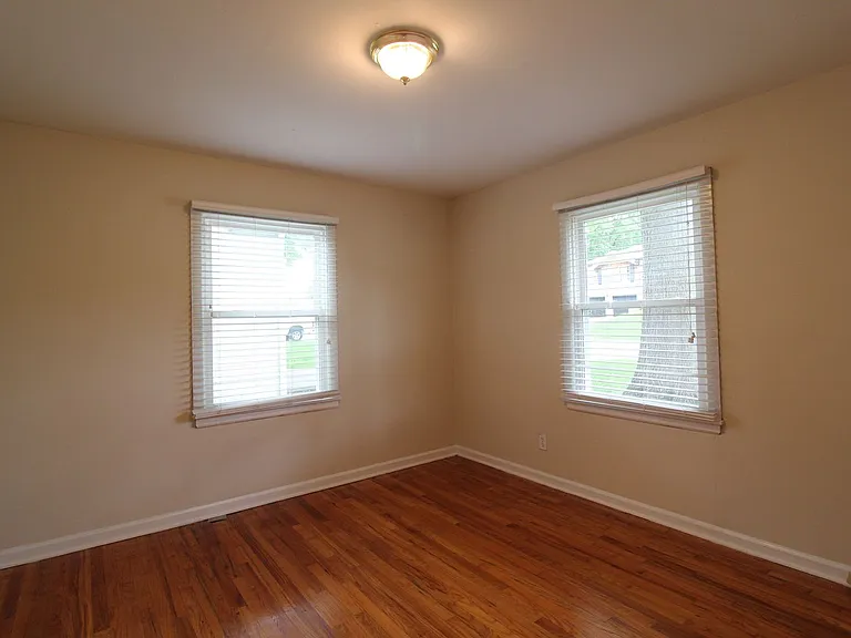 7109 Glenwood St — Photo 9