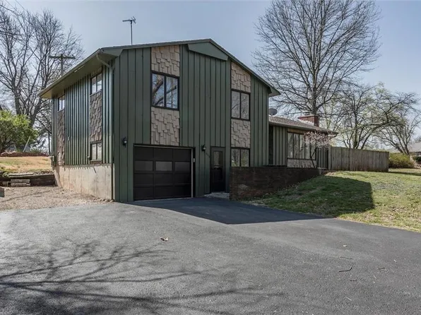 608 E 14th Ter, Ottawa, KS 66067