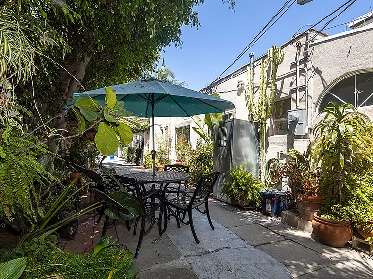 812 N June St — Photo 42