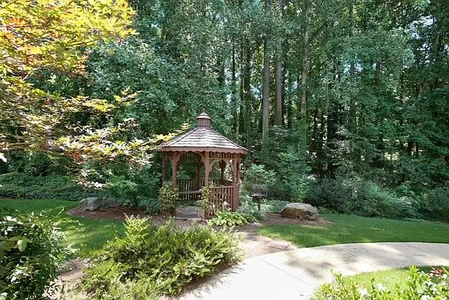 308 Madison Ct SE — Photo 2
