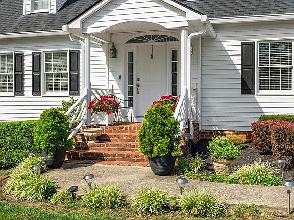 4th image of 50 Woodlake Cir