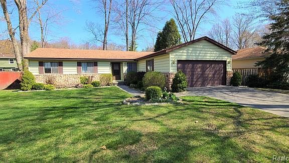 4th image of 4160 Surrey Ln
