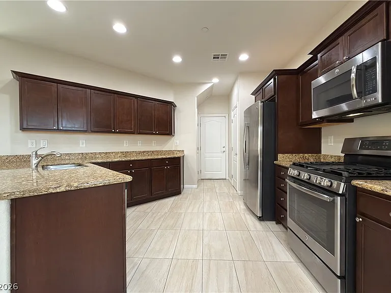 384 Monique Springs St — Photo 2