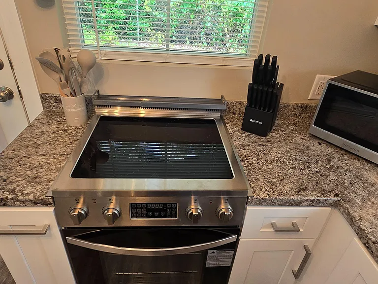 4 burner cooktop and range.