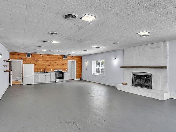 5th image of 612 W Main St
