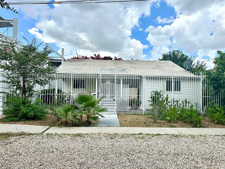 5223 Schuler St — Photo 1