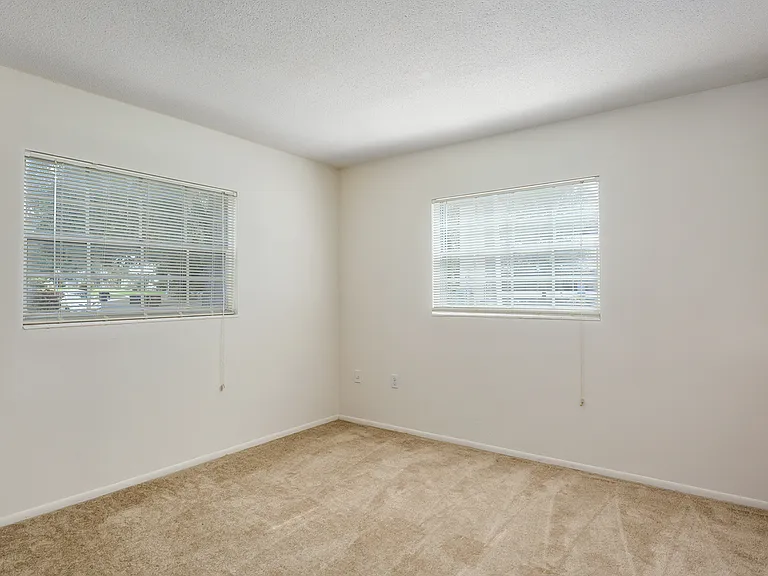 Park Plaza Apartments — Photo 11