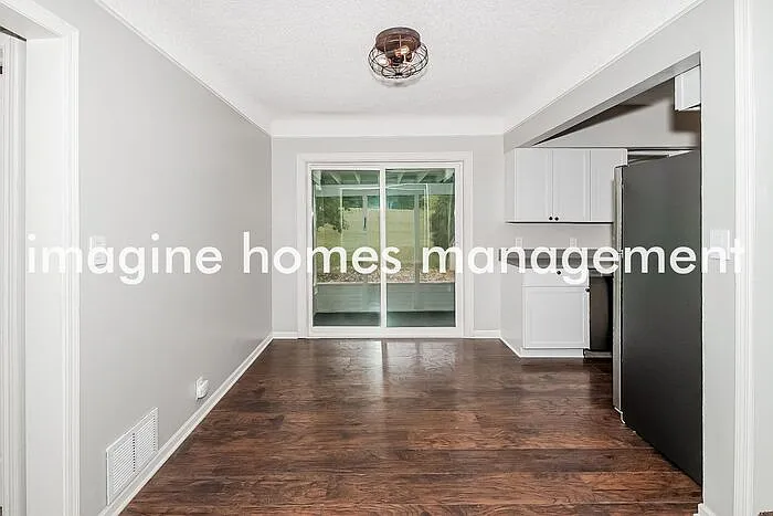 3 bed, 1.5 bath, 1369 sqft, $2,295 — Photo 4