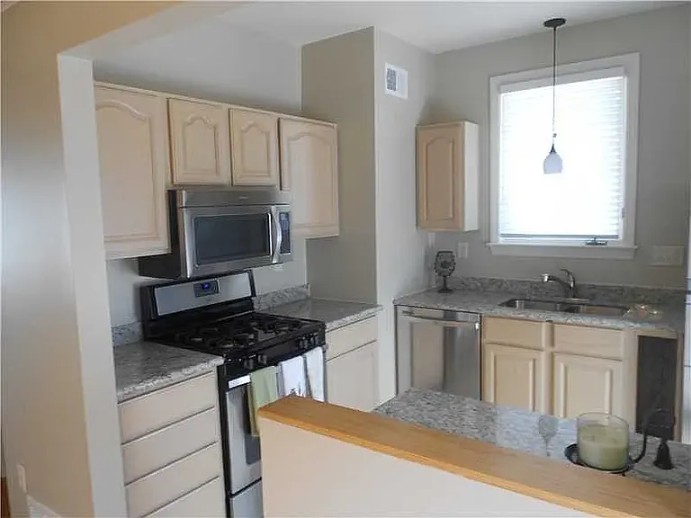 1026 Bingham St — Photo 8