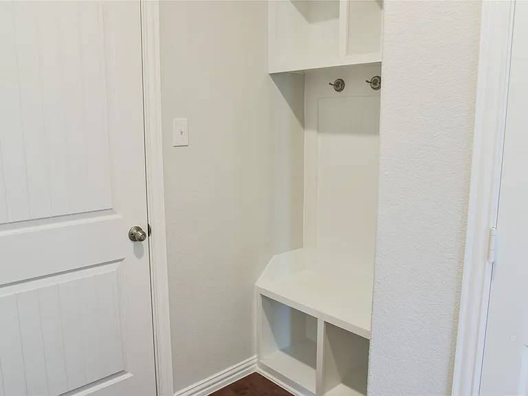 2068 Barx Dr — Photo 17