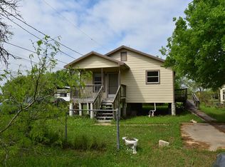 307 10th St, Palacios, TX 77465