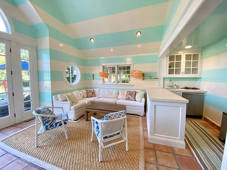 20 Quogue St — Photo 29