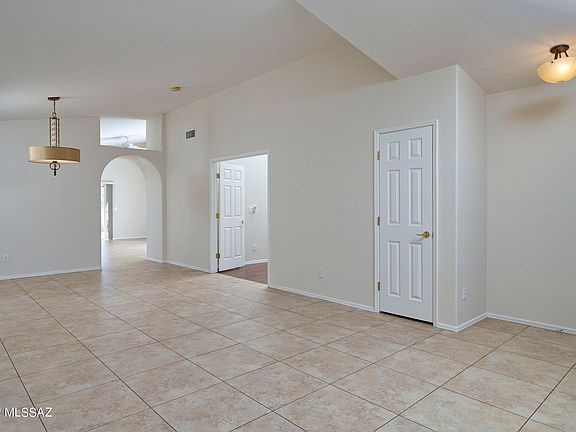 5th image of 2065 W Three Oaks Dr