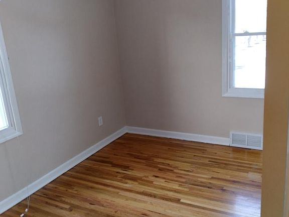 4th image of 5424 Leavenworth St